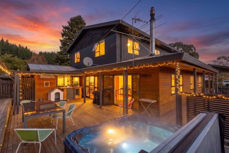 Photo of property in 55 Moeraki Road, Maoribank, Upper Hutt, 5018