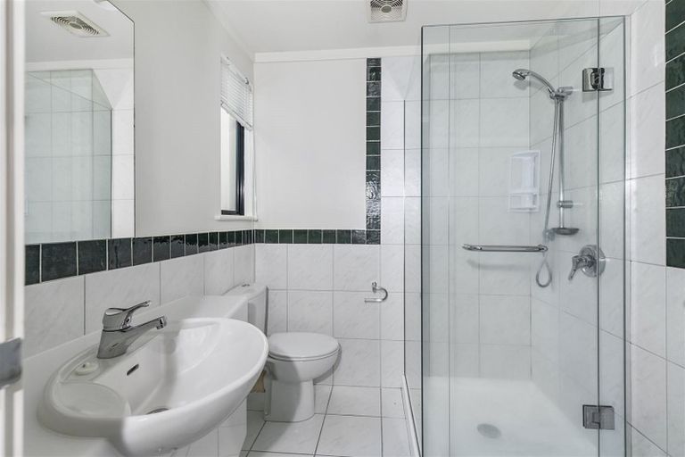 Photo of property in 16 Mayall Avenue, Beach Haven, Auckland, 0626