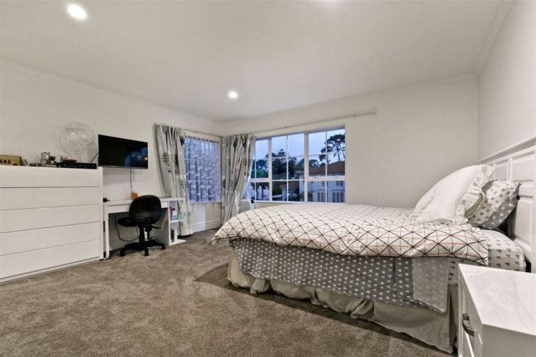 Photo of property in 18 Mansion Court, West Harbour, Auckland, 0618
