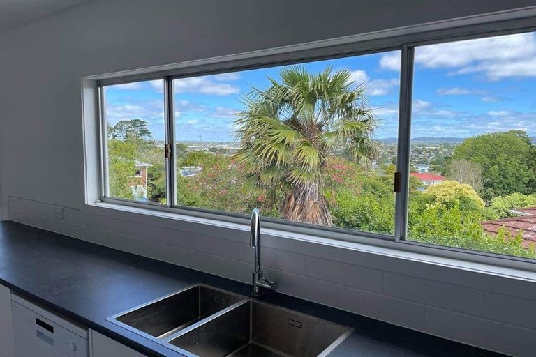 Photo of property in 15 Crompton Road, Massey, Auckland, 0614