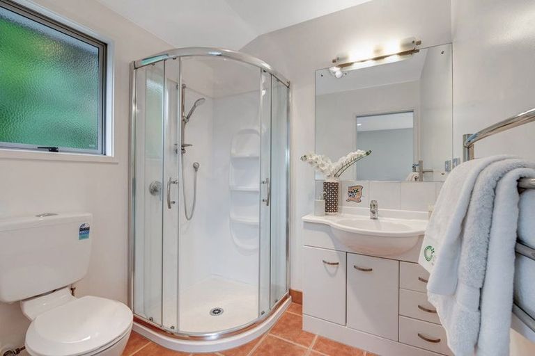 Photo of property in 9 Springwater Vale, Unsworth Heights, Auckland, 0632