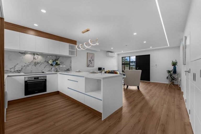 Photo of property in 3/1 Benita Place, Sunnyvale, Auckland, 0612