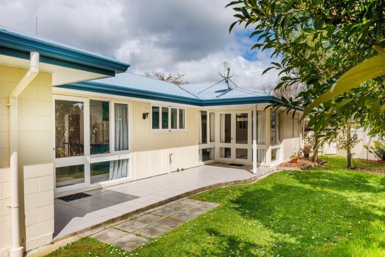 Photo of property in 17 Chilton Grove, Hokowhitu, Palmerston North, 4410