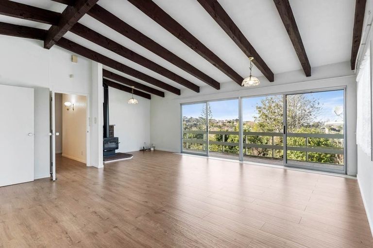 Photo of property in 19 Ravenwood Drive, Forrest Hill, Auckland, 0620