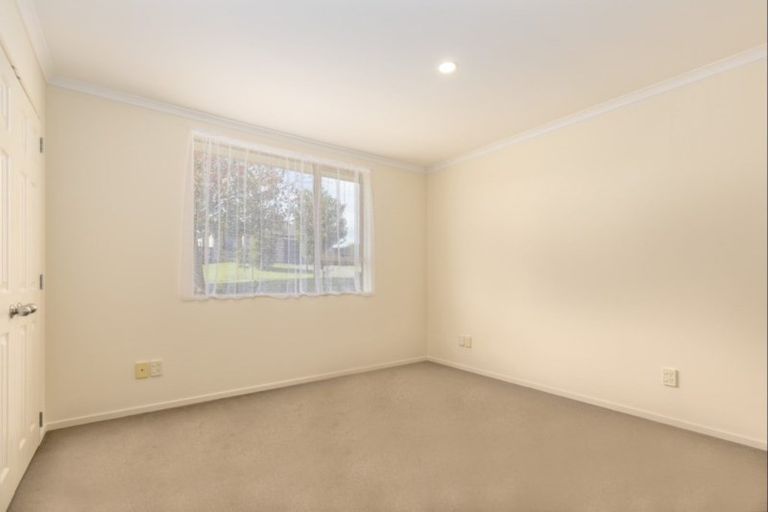 Photo of property in 5 Kathleen Reece Place, Waiuku, 2123