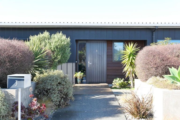Photo of property in 3 Te Heke Place, Waikanae, 5036