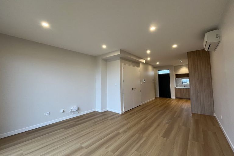 Photo of property in 13 Kuaha Road, Massey, Auckland, 0614