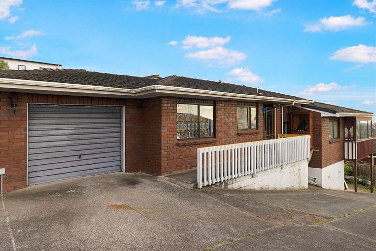 Photo of property in 1/4219 Great North Road, Glendene, Auckland, 0602