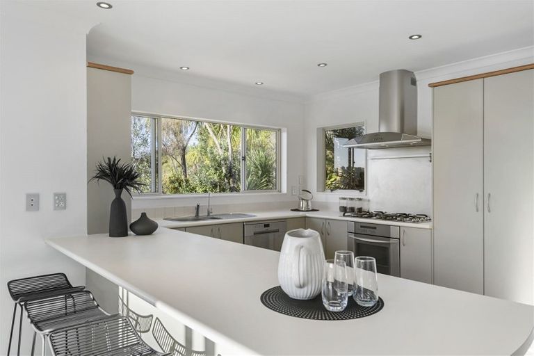 Photo of property in 9 Kittiwake Drive, Schnapper Rock, Auckland, 0632
