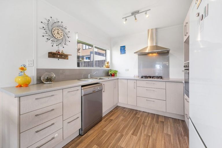 Photo of property in 2/56 Archibald Road, Kelston, Auckland, 0602