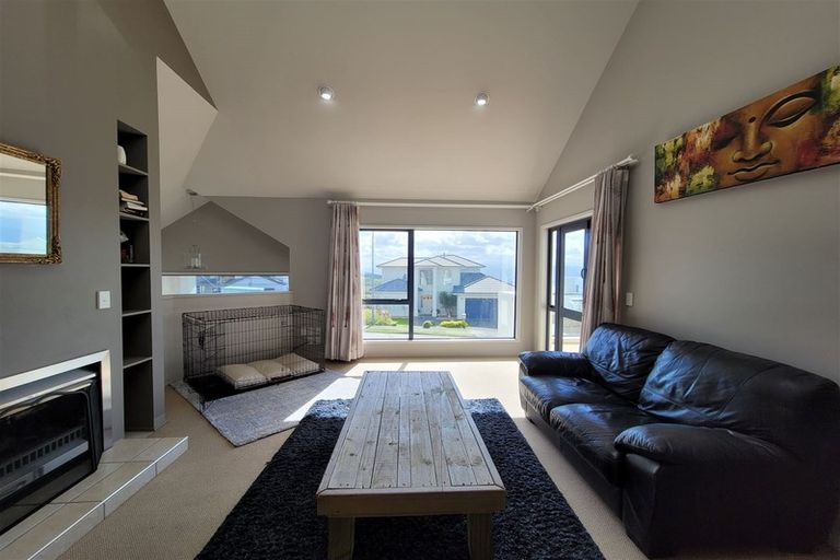 Photo of property in 28 Tamworth Crescent, Newlands, Wellington, 6037