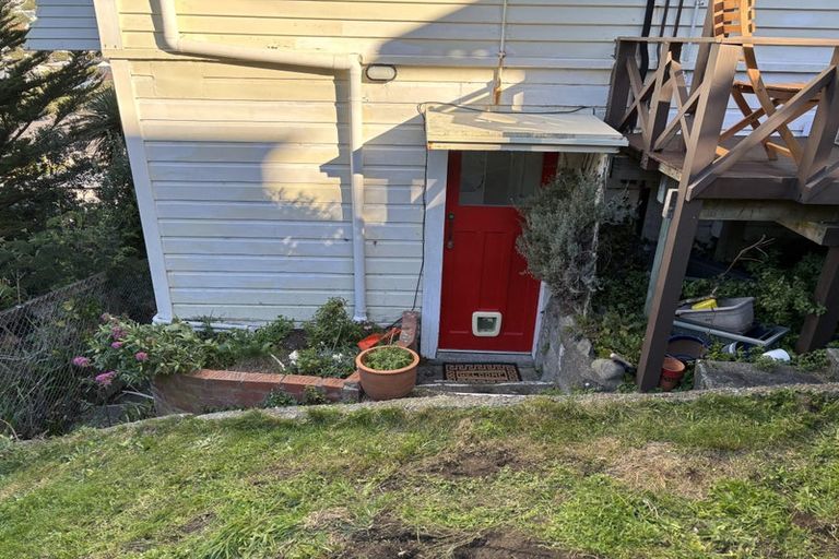 Photo of property in 16 Aranoni Street, Island Bay, Wellington, 6023