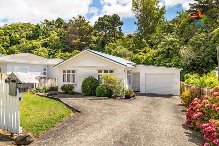 Photo of property in 28 Lincoln Avenue, Tawa, Wellington, 5028