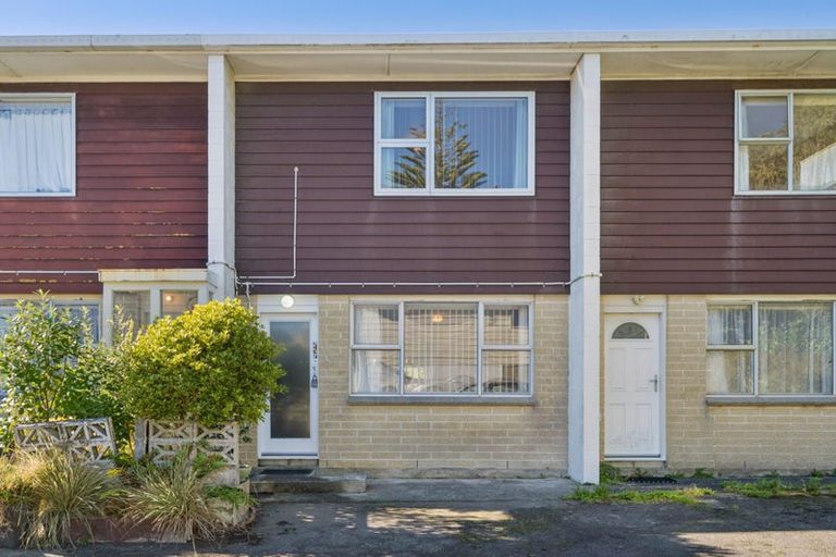 Photo of property in 2/210 Newlands Road, Newlands, Wellington, 6037