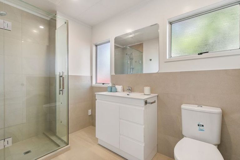 Photo of property in 40 Beach Road, Te Atatu Peninsula, Auckland, 0610