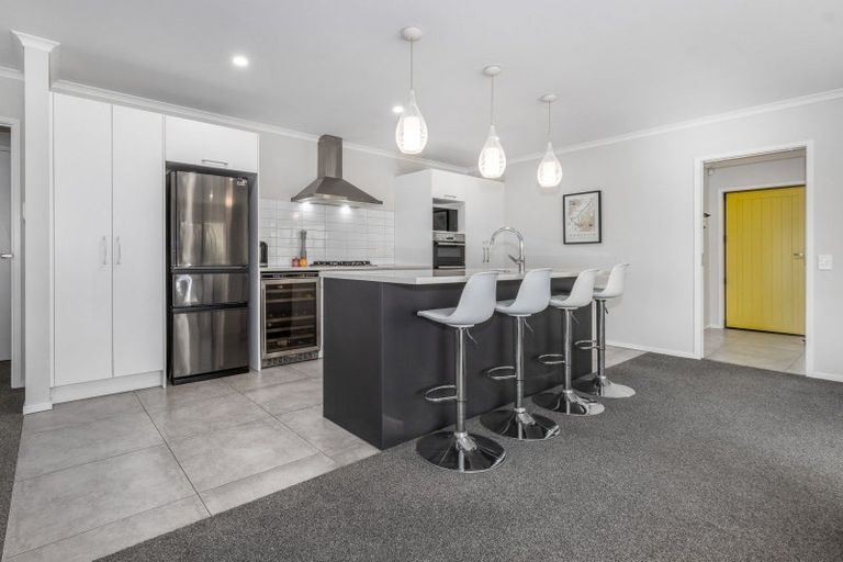 Photo of property in 2 Roundhouse Close, Whitby, Porirua, 5024