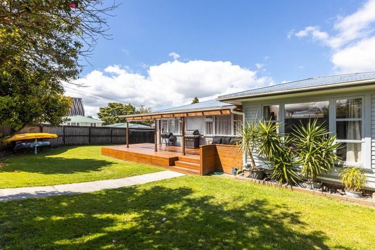 Photo of property in 102 Taikata Road, Te Atatu Peninsula, Auckland, 0610