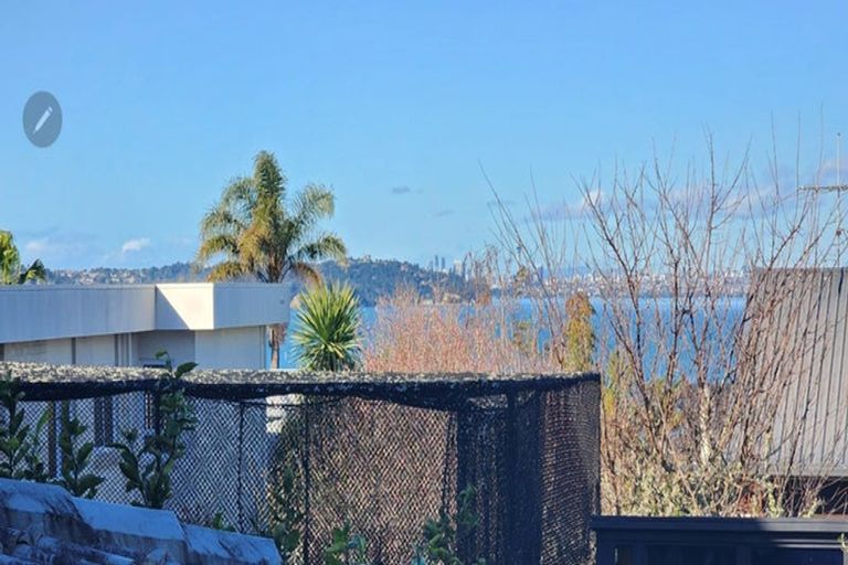 Photo of property in 102 Wiseley Road, West Harbour, Auckland, 0618