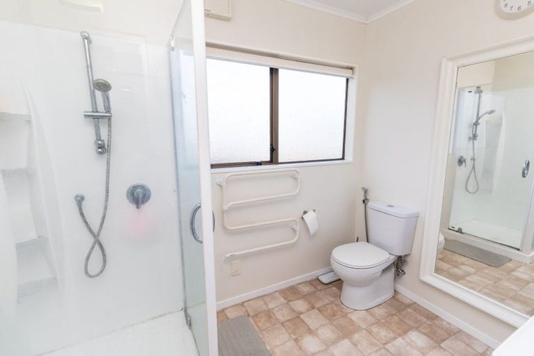 Photo of property in 6 Sasanqua Way, Crofton Downs, Wellington, 6035