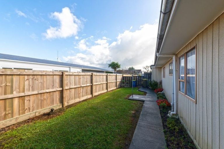 Photo of property in 9a/1 Tawa Road, Te Atatu Peninsula, Auckland, 0610