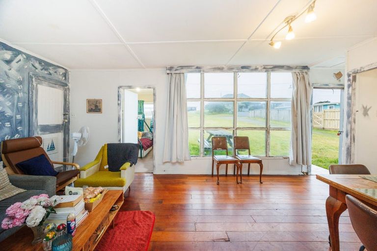 Photo of property in 23 Marine Parade South, Foxton Beach, Foxton, 4815