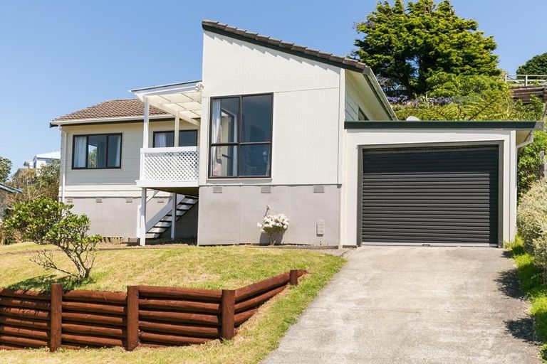 Photo of property in 11 Fernhaven Grove, Newlands, Wellington, 6037