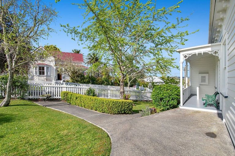 Photo of property in 33 Garfield Road, Helensville, 0800