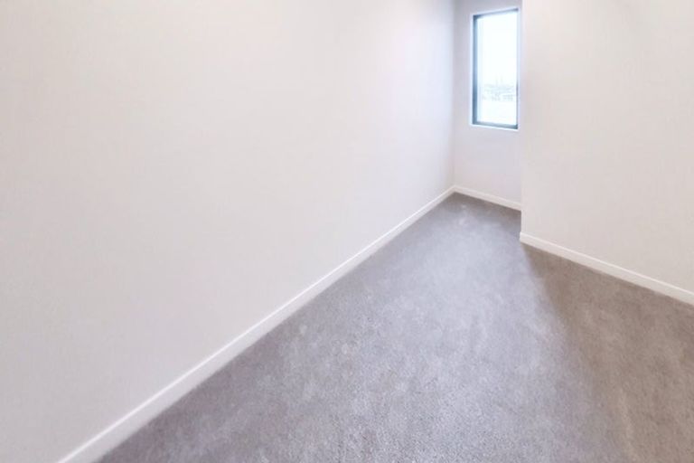 Photo of property in 10 Heketara Way, Massey, Auckland, 0614