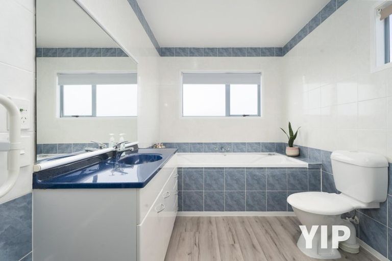 Photo of property in 3 Forbes Lane, Newlands, Wellington, 6037