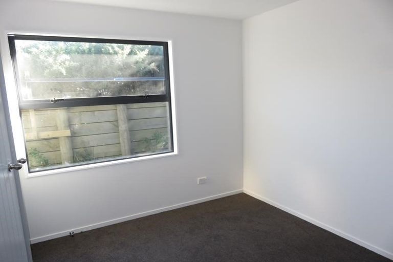 Photo of property in 60a Stewart Drive, Newlands, Wellington, 6037