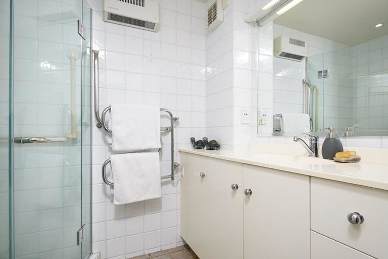 Photo of property in Seaview Apartments, 3/64 Milford Road, Milford, Auckland, 0620