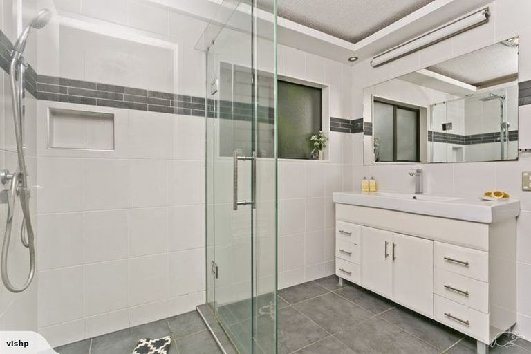 Photo of property in 2/96a Birkdale Road, Birkdale, Auckland, 0626