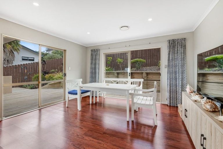 Photo of property in 32 Canary Place, Unsworth Heights, Auckland, 0632