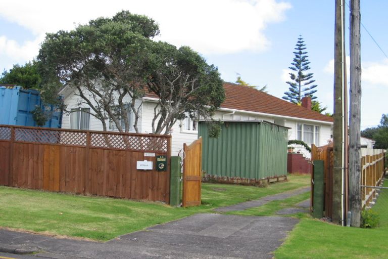Photo of property in 15 Neil Avenue, Te Atatu Peninsula, Auckland, 0610