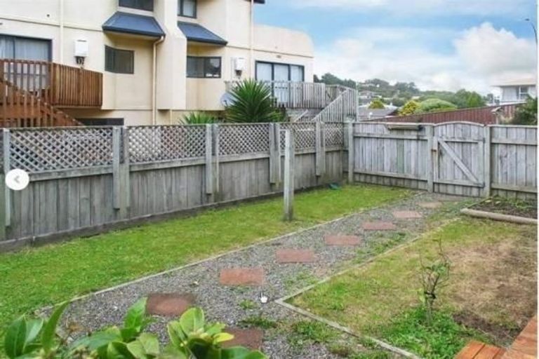 Photo of property in 2 Stella Grove, Newlands, Wellington, 6037