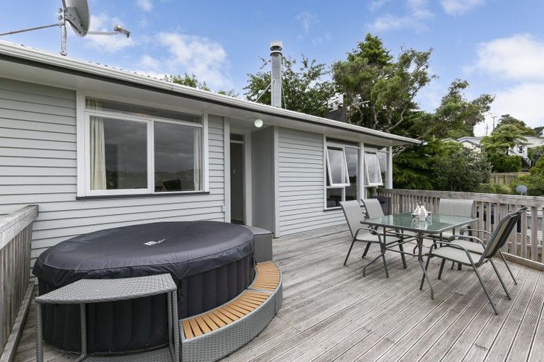 Photo of property in 127 Ruskin Road, Newlands, Wellington, 6037