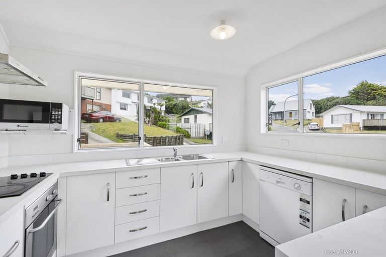 Photo of property in 5 Pimlico Place, Newlands, Wellington, 6037