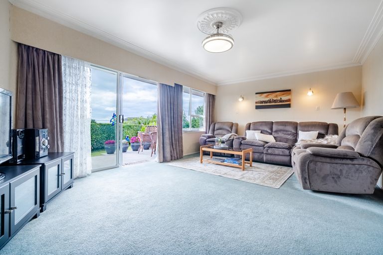 Photo of property in 17 Scanlen Terrace, Kelston, Auckland, 0602