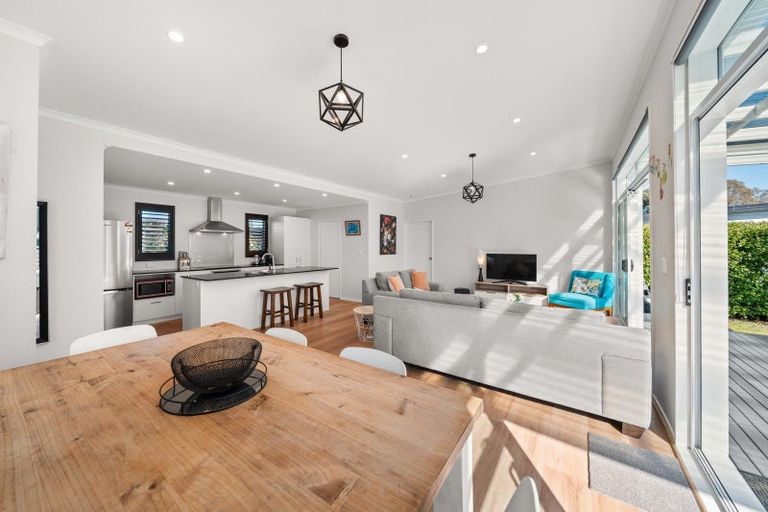 Photo of property in 32 Burgundy Drive, Martinborough, 5711