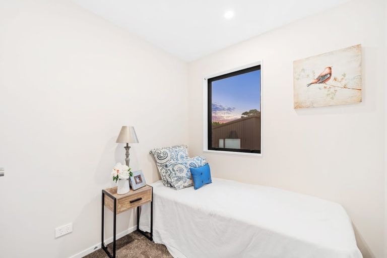 Photo of property in 22 Don Oliver Lane, Glen Eden, 0602