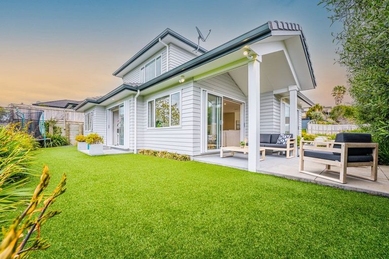 Photo of property in 1 Pae Moana Place, Stanmore Bay, Whangaparaoa, 0932