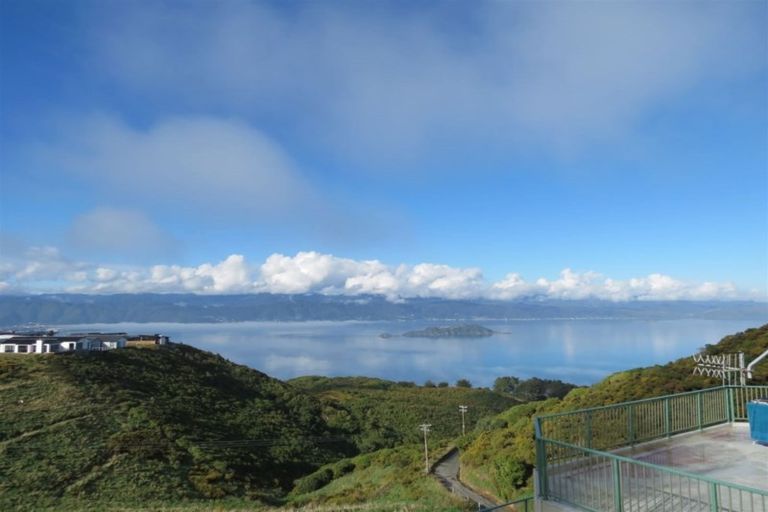 Photo of property in 9b Edgecombe Street, Newlands, Wellington, 6037