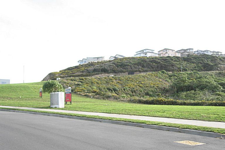 Photo of property in 9 Bendigo Grove, Newlands, Wellington, 6037