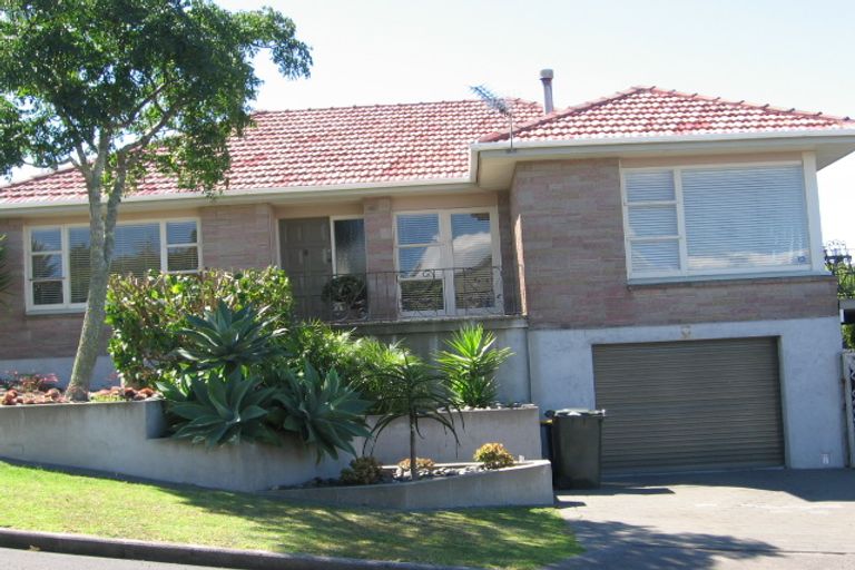 Photo of property in 1/29 Churchill Road, Murrays Bay, Auckland, 0630
