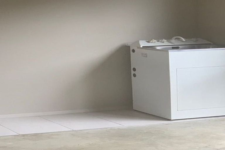 Photo of property in 28 Heidi Crescent, Flat Bush, Auckland, 2016