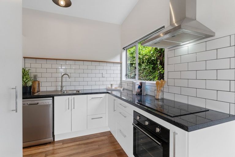 Photo of property in 30b Huntingdon Street, Northland, Wellington, 6012