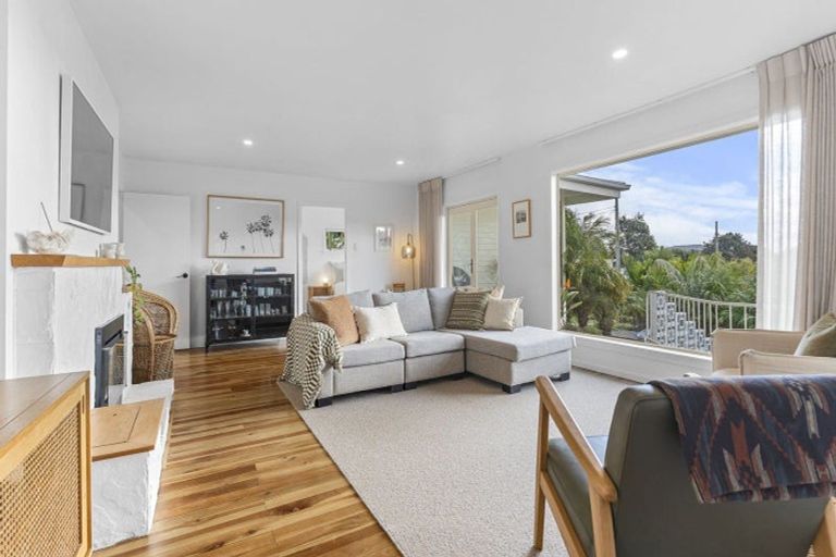 Photo of property in 37 Mcfarlane Street, Oakura, 4314