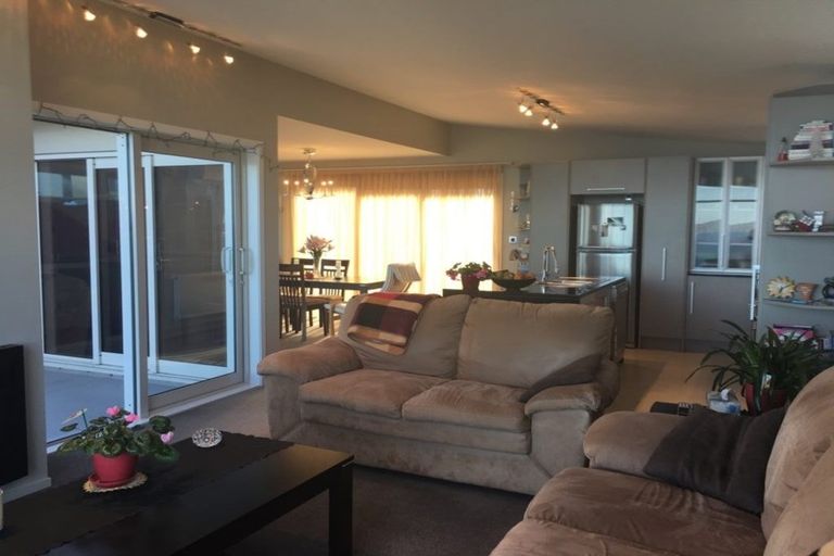 Photo of property in 58 Tamworth Crescent, Newlands, Wellington, 6037