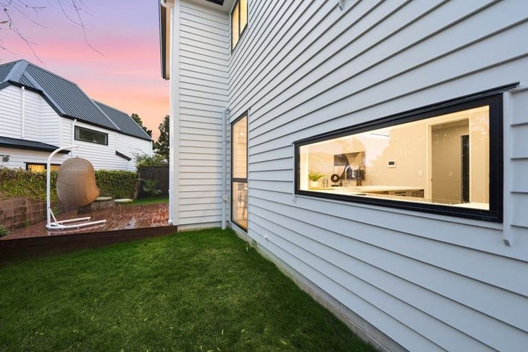 Photo of property in 8c Catalina Crescent, Forrest Hill, Auckland, 0620