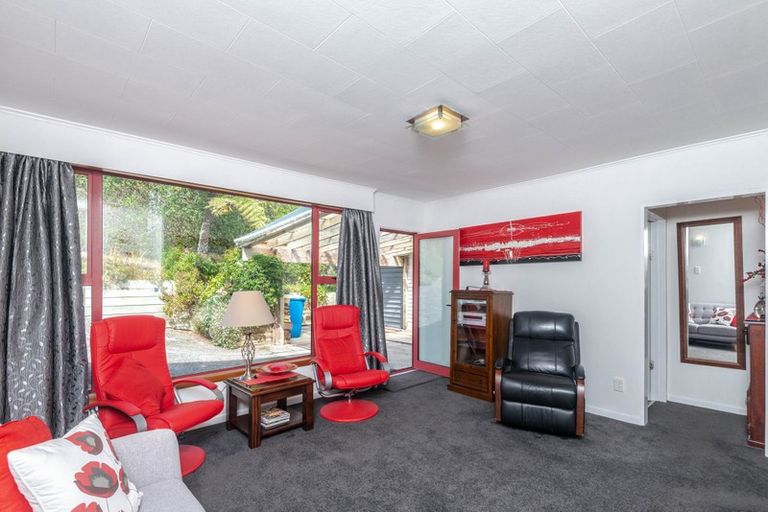 Photo of property in 15 Ruskin Road, Newlands, Wellington, 6037